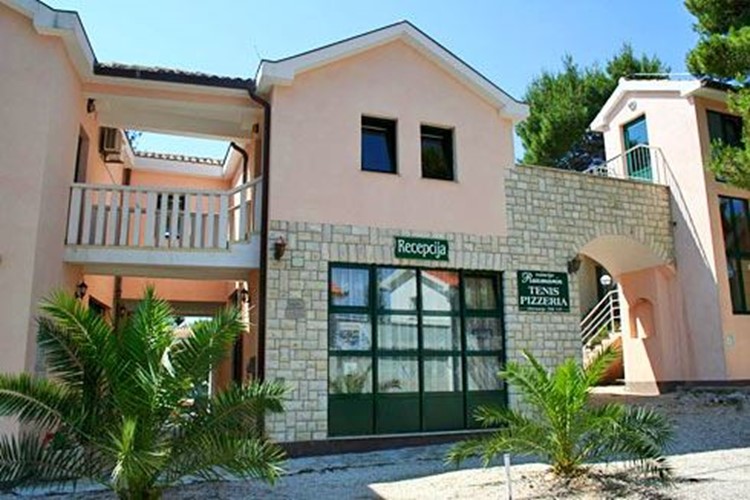 Ružmarin apartmánové středisko (vila Wanda, Maja, Domi) - Rogoznica - 101 CK Zemek - Chorvatsko