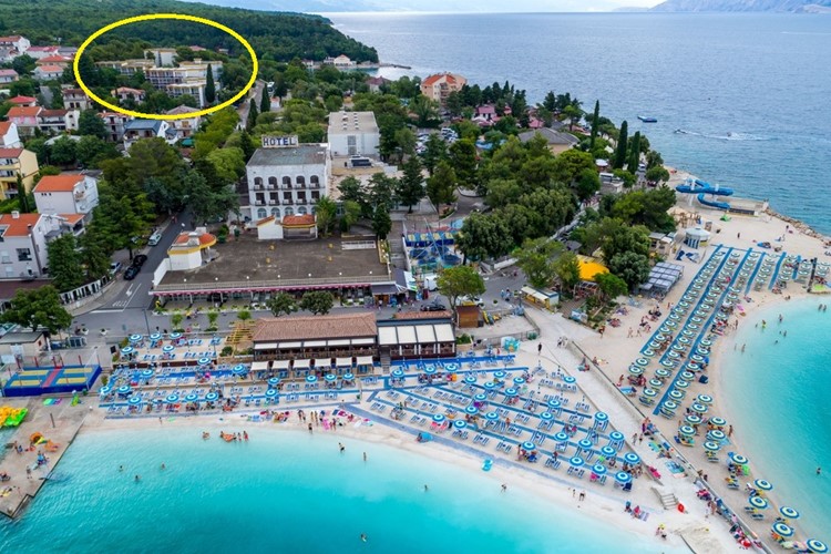 Slaven Annex - vpředu hotel Slaven, v pozadí pavilony Slaven - Crikvenica - Selce - 101 CK Zemek - Chorvatsko
